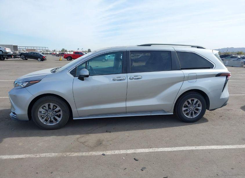 Photo 14 of 2024 Toyota Sienna XLE (VIN 5TDYRKEC8RS193614)