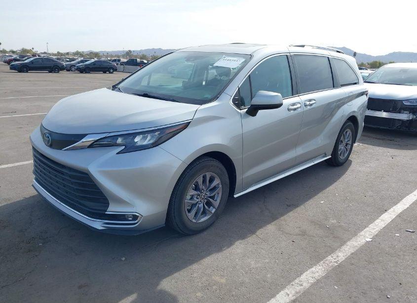 Photo 2 of 2024 Toyota Sienna XLE (VIN 5TDYRKEC8RS193614)