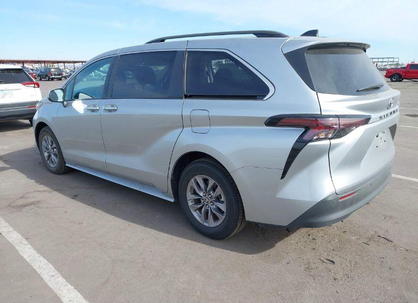 Photo 3 of 2024 Toyota Sienna XLE (VIN 5TDYRKEC8RS193614)