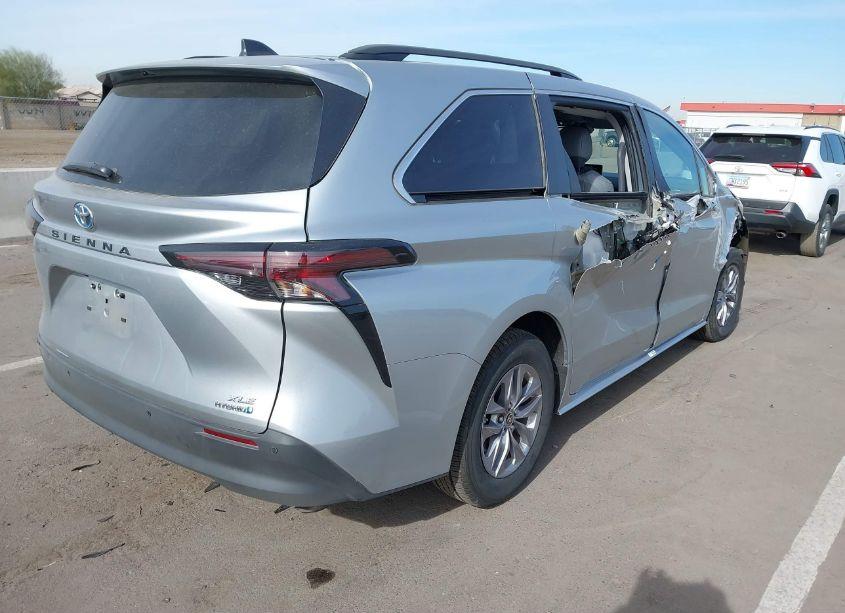 Photo 4 of 2024 Toyota Sienna XLE (VIN 5TDYRKEC8RS193614)