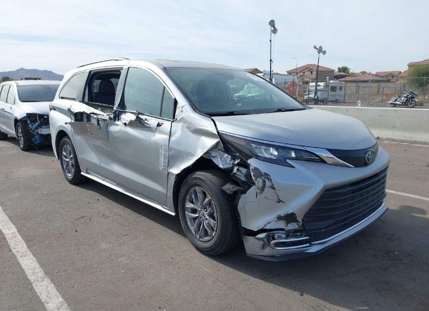 Photo 6 of 2024 Toyota Sienna XLE (VIN 5TDYRKEC8RS193614)