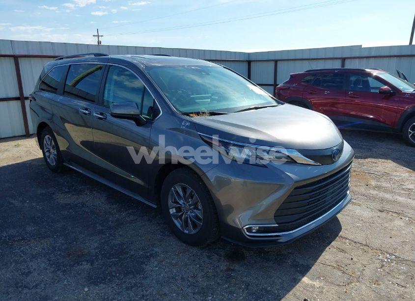 2024 Toyota Sienna XLE (VIN 5TDYRKEC8RS205549) main photo