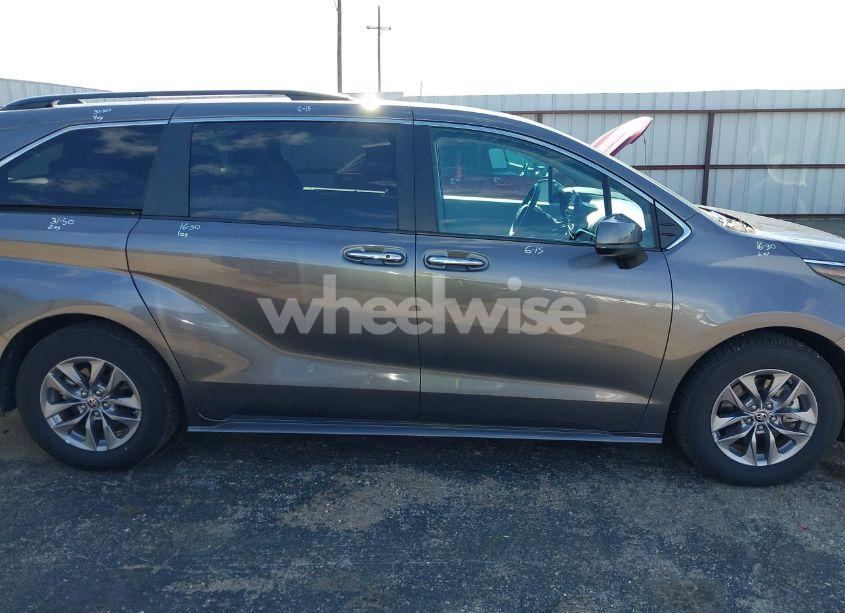 Photo 13 of 2024 Toyota Sienna XLE (VIN 5TDYRKEC8RS205549)