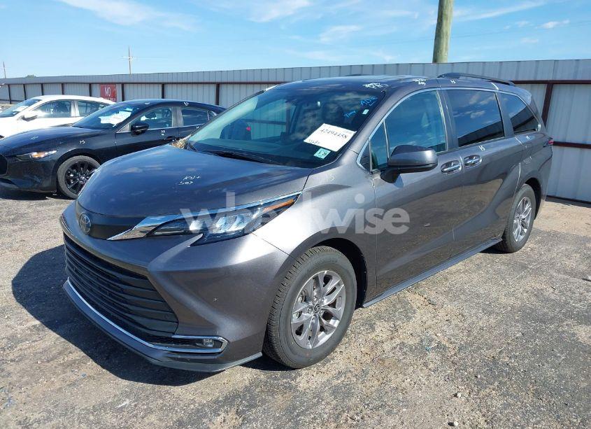 Photo 2 of 2024 Toyota Sienna XLE (VIN 5TDYRKEC8RS205549)