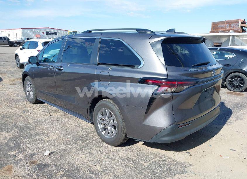 Photo 3 of 2024 Toyota Sienna XLE (VIN 5TDYRKEC8RS205549)