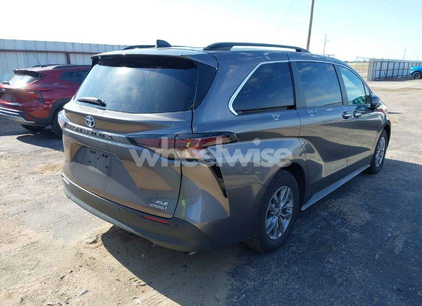 Photo 4 of 2024 Toyota Sienna XLE (VIN 5TDYRKEC8RS205549)