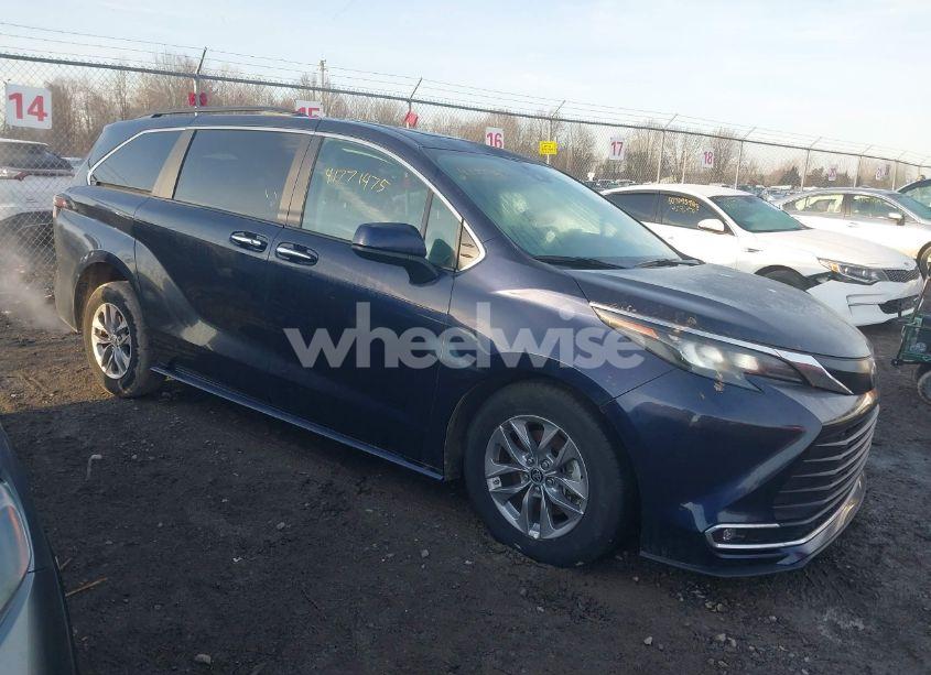 2024 Toyota Sienna XLE (VIN 5TDYRKEC8RS215451) main photo
