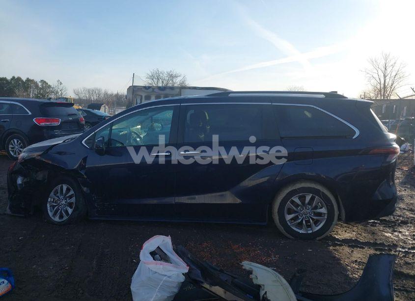 Photo 15 of 2024 Toyota Sienna XLE (VIN 5TDYRKEC8RS215451)