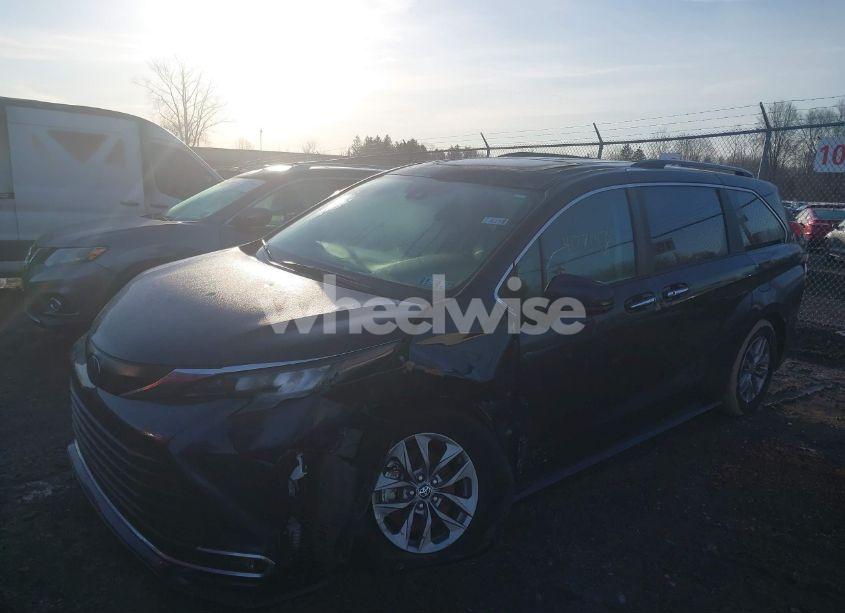 Photo 2 of 2024 Toyota Sienna XLE (VIN 5TDYRKEC8RS215451)