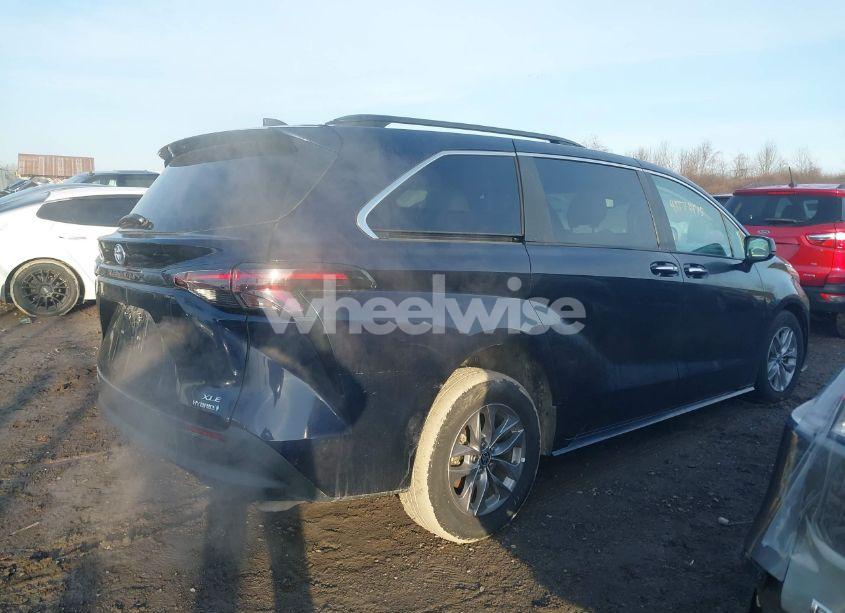 Photo 4 of 2024 Toyota Sienna XLE (VIN 5TDYRKEC8RS215451)