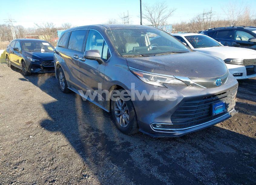 2021 Toyota Sienna XLE (VIN 5TDYRKEC9MS006907) main photo