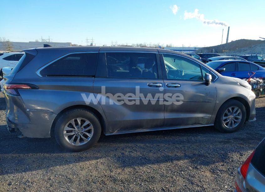 Photo 13 of 2021 Toyota Sienna XLE (VIN 5TDYRKEC9MS006907)