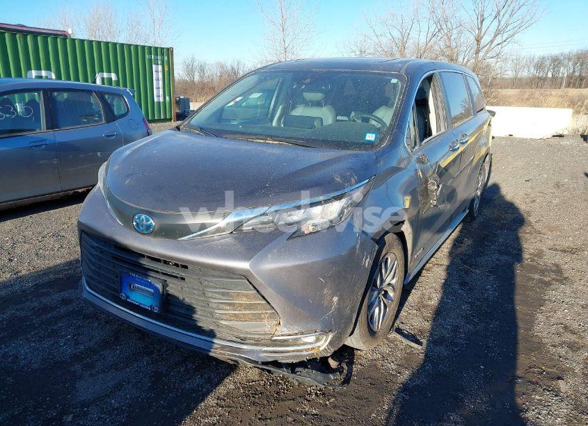 Photo 2 of 2021 Toyota Sienna XLE (VIN 5TDYRKEC9MS006907)