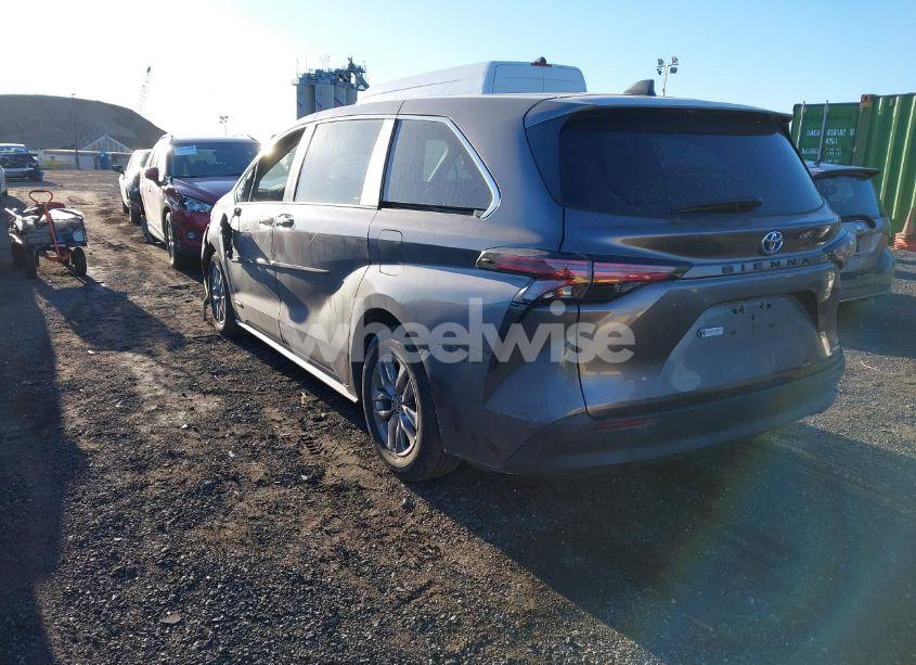 Photo 3 of 2021 Toyota Sienna XLE (VIN 5TDYRKEC9MS006907)