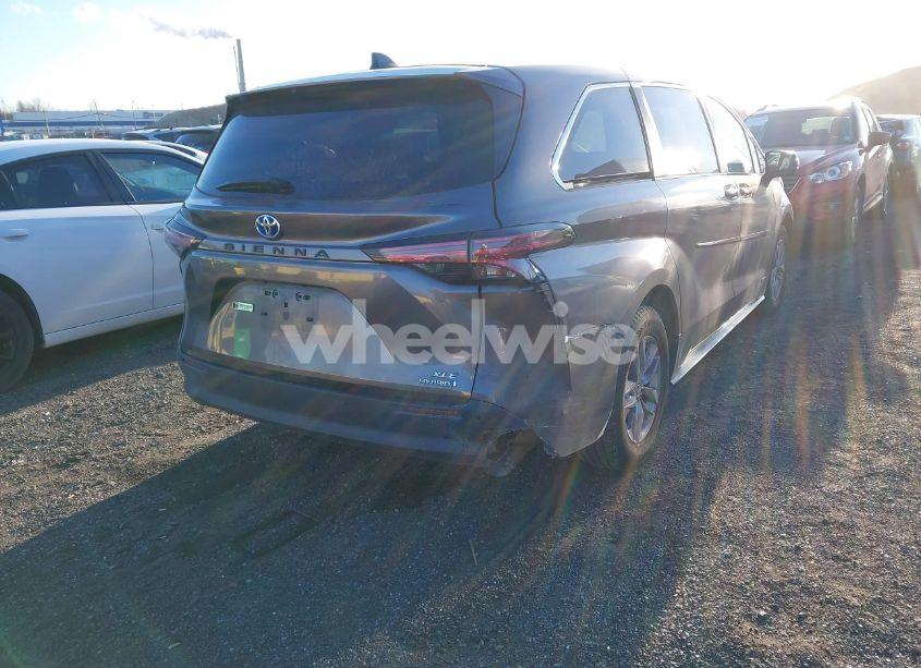 Photo 4 of 2021 Toyota Sienna XLE (VIN 5TDYRKEC9MS006907)