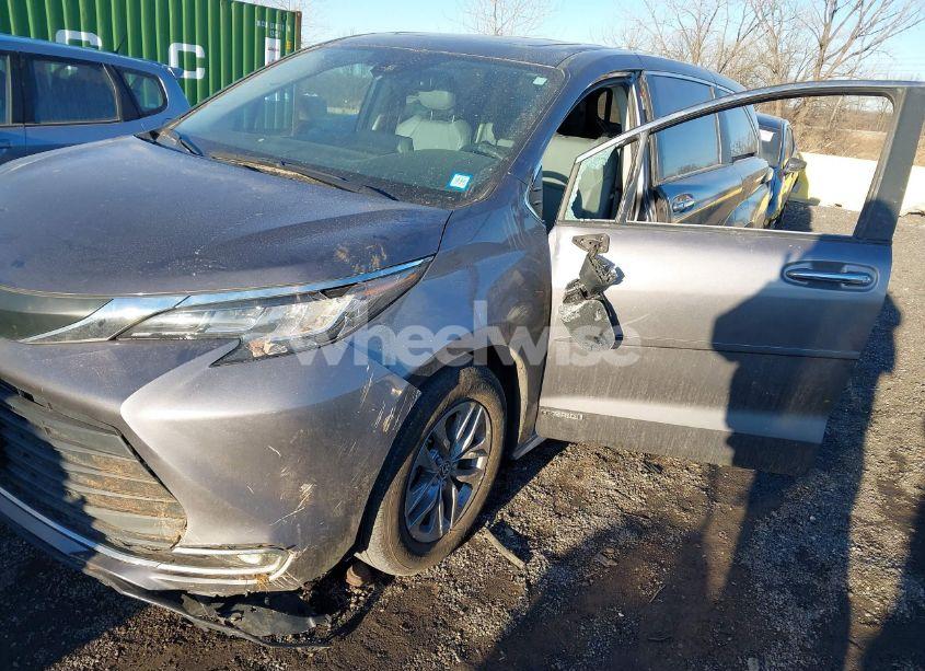 Photo 6 of 2021 Toyota Sienna XLE (VIN 5TDYRKEC9MS006907)
