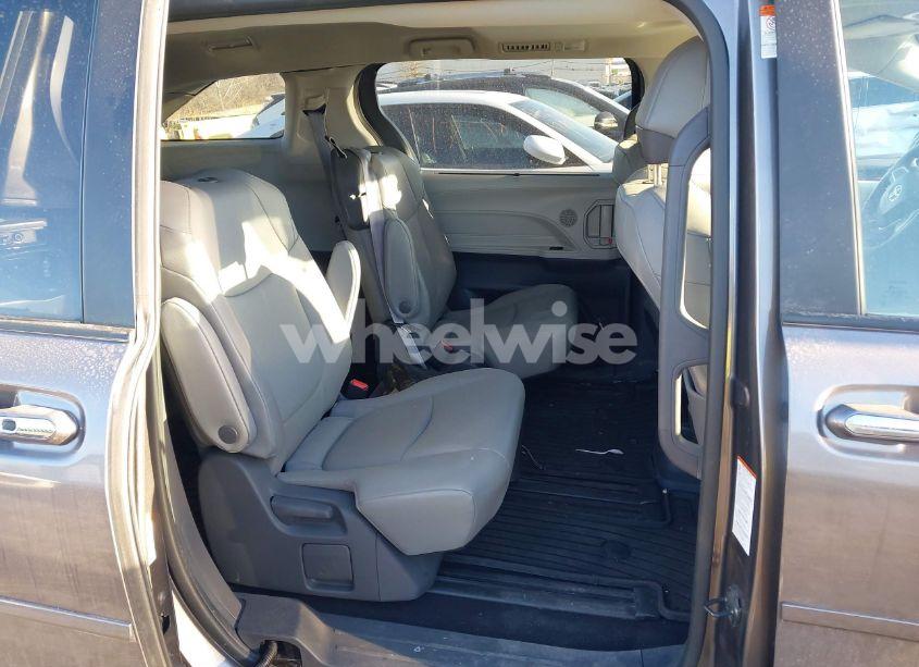 Photo 8 of 2021 Toyota Sienna XLE (VIN 5TDYRKEC9MS006907)