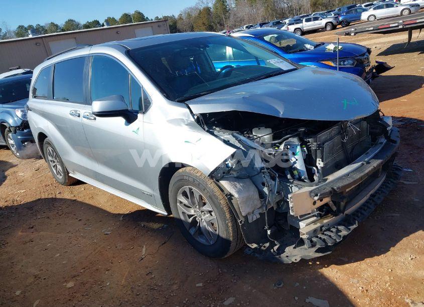 2021 Toyota Sienna XLE (VIN 5TDYRKEC9MS023318) main photo