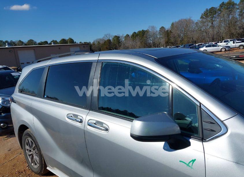 Photo 14 of 2021 Toyota Sienna XLE (VIN 5TDYRKEC9MS023318)