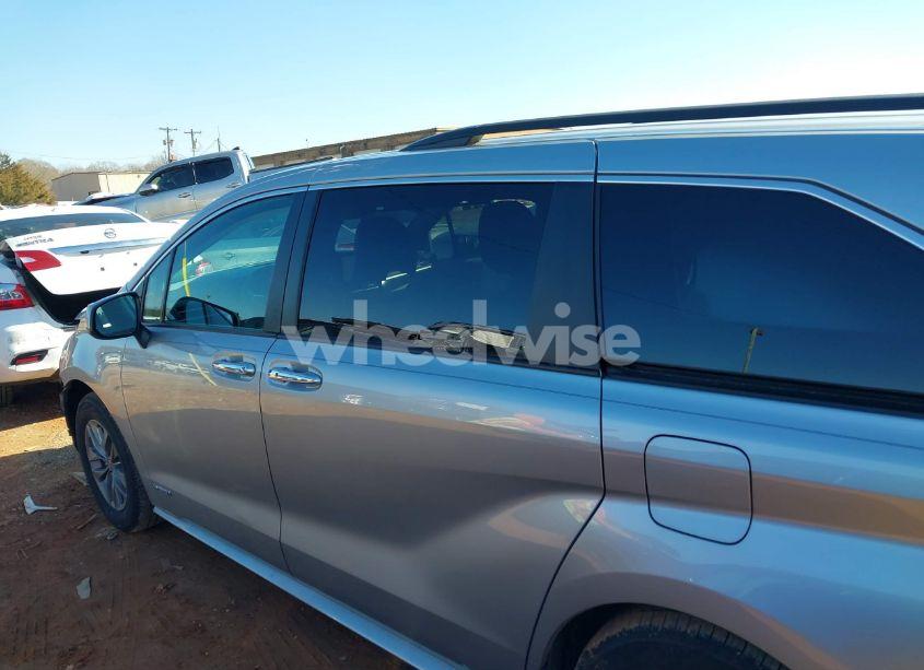 Photo 15 of 2021 Toyota Sienna XLE (VIN 5TDYRKEC9MS023318)