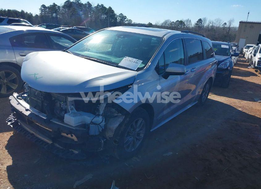 Photo 2 of 2021 Toyota Sienna XLE (VIN 5TDYRKEC9MS023318)