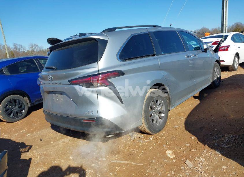 Photo 4 of 2021 Toyota Sienna XLE (VIN 5TDYRKEC9MS023318)