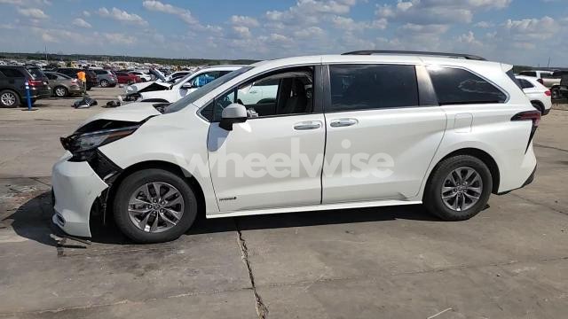 Photo 3 of 2021 TOYOTA SIENNA XLE (VIN 5TDYRKEC9MS039244)