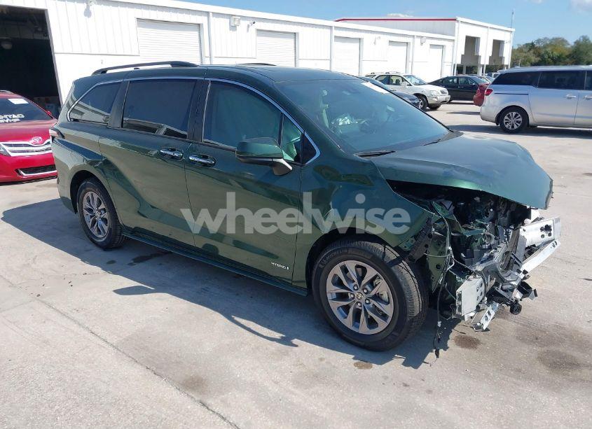 2021 Toyota Sienna XLE (VIN 5TDYRKEC9MS062975) main photo