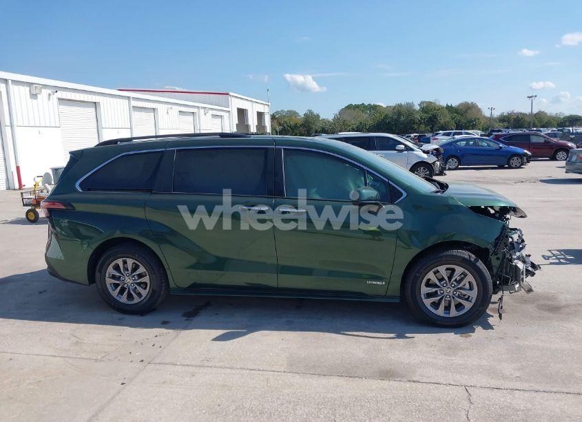 Photo 13 of 2021 Toyota Sienna XLE (VIN 5TDYRKEC9MS062975)
