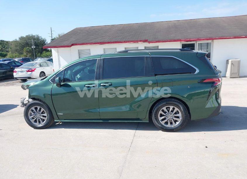 Photo 14 of 2021 Toyota Sienna XLE (VIN 5TDYRKEC9MS062975)