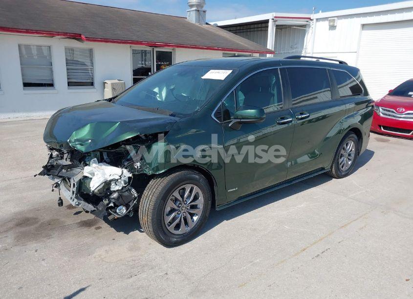 Photo 2 of 2021 Toyota Sienna XLE (VIN 5TDYRKEC9MS062975)