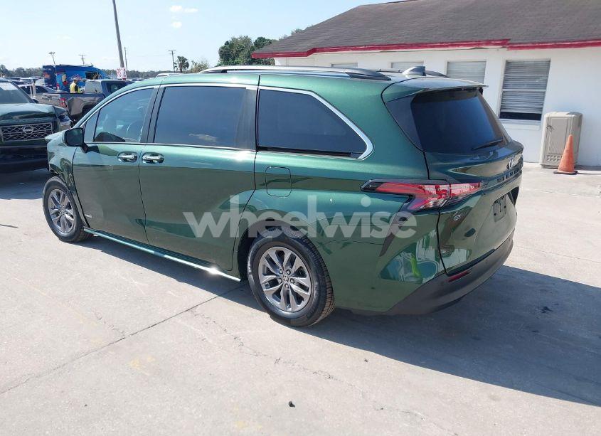 Photo 3 of 2021 Toyota Sienna XLE (VIN 5TDYRKEC9MS062975)
