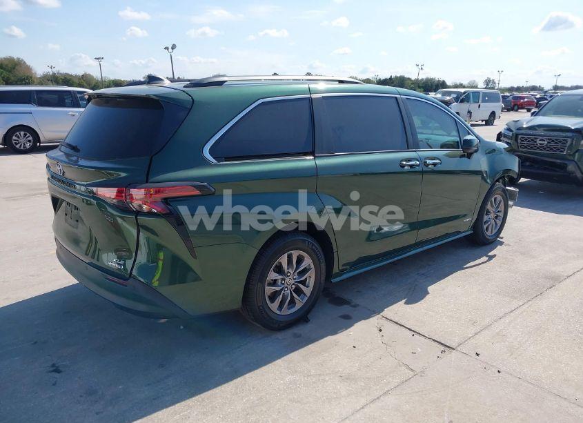 Photo 4 of 2021 Toyota Sienna XLE (VIN 5TDYRKEC9MS062975)