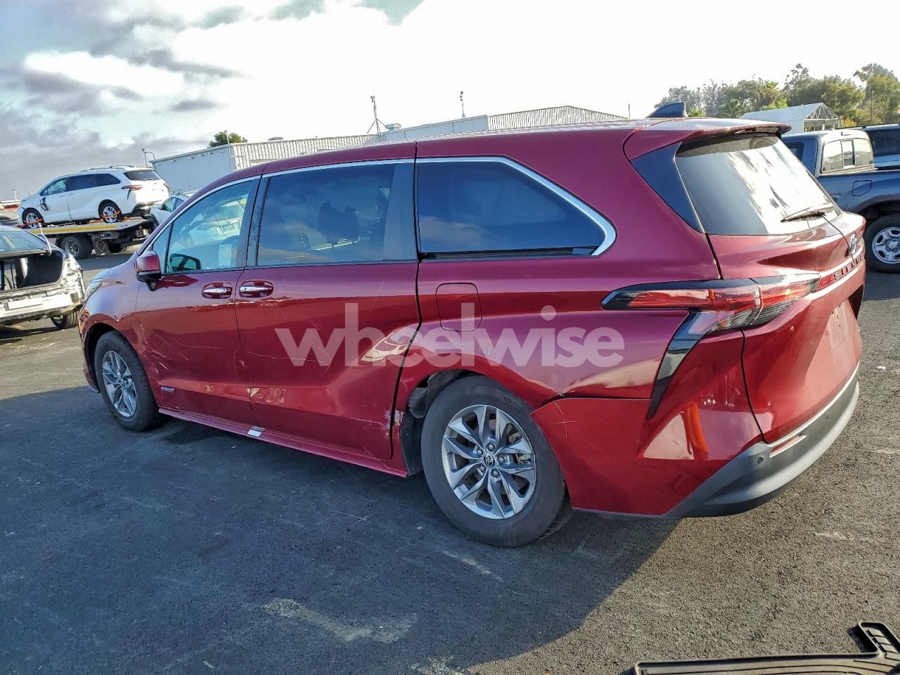 Photo 2 of 2021 TOYOTA SIENNA XLE (VIN 5TDYRKEC9MS065830)