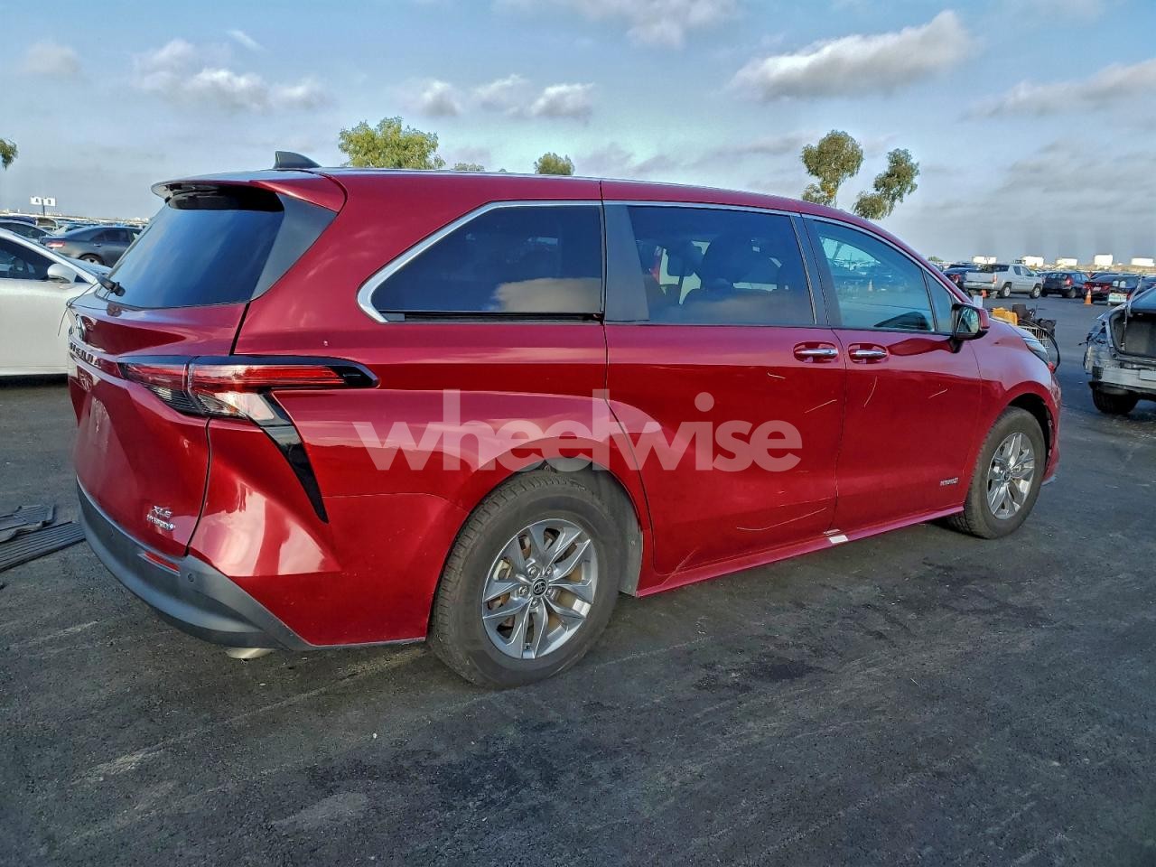 Photo 3 of 2021 TOYOTA SIENNA XLE (VIN 5TDYRKEC9MS065830)