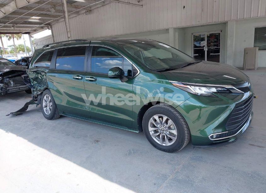 2022 Toyota Sienna XLE (VIN 5TDYRKEC9NS102196) main photo