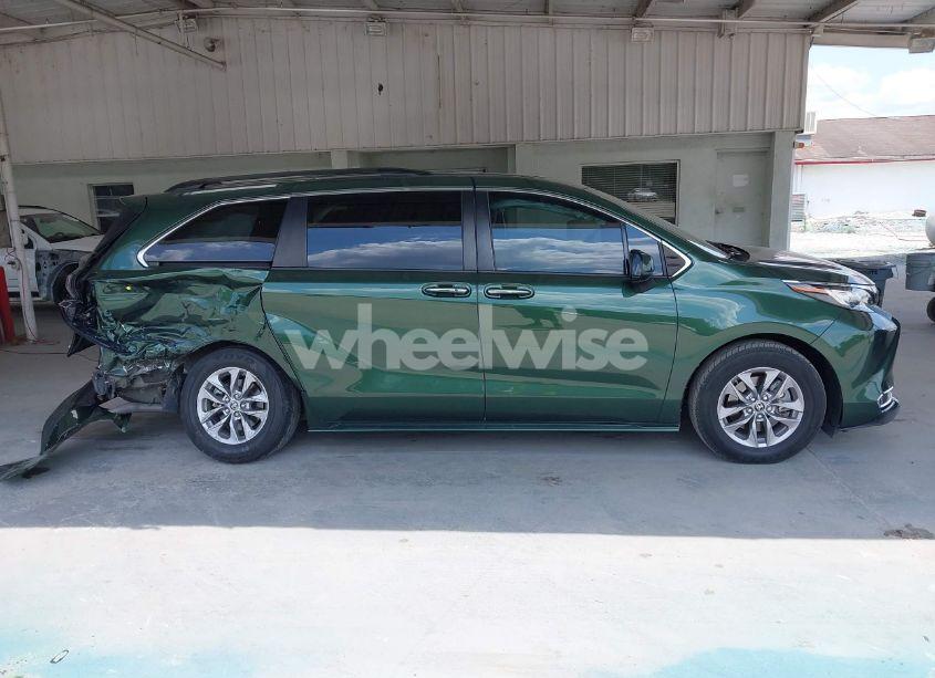 Photo 13 of 2022 Toyota Sienna XLE (VIN 5TDYRKEC9NS102196)