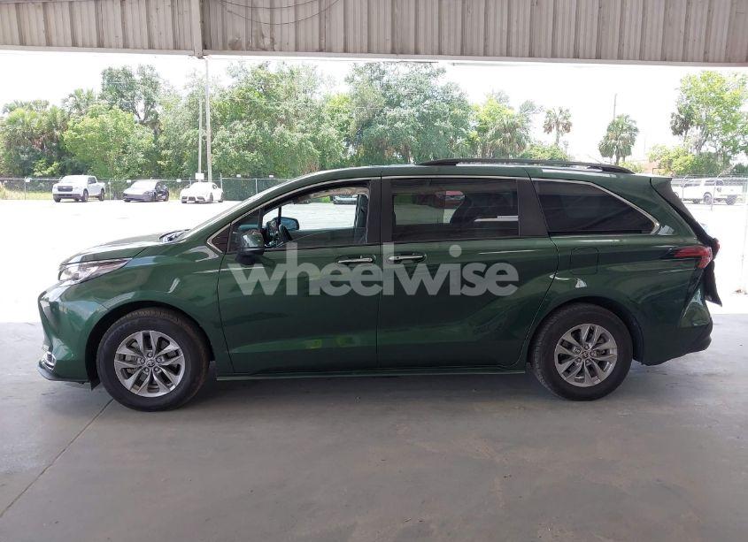 Photo 14 of 2022 Toyota Sienna XLE (VIN 5TDYRKEC9NS102196)