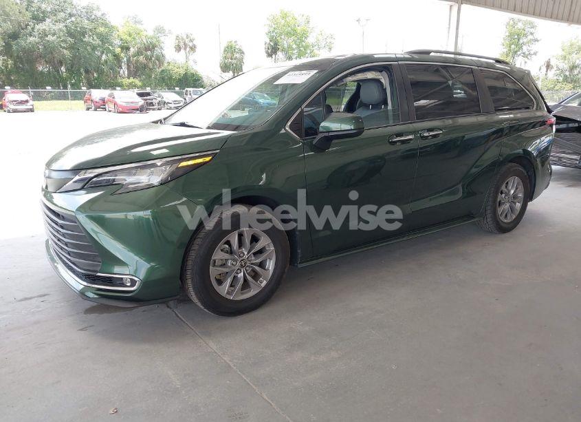 Photo 2 of 2022 Toyota Sienna XLE (VIN 5TDYRKEC9NS102196)