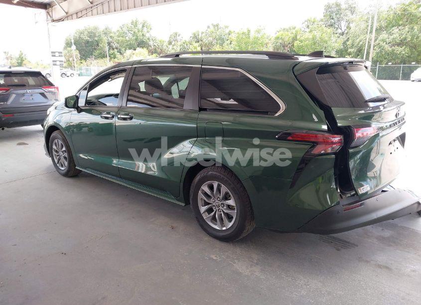 Photo 3 of 2022 Toyota Sienna XLE (VIN 5TDYRKEC9NS102196)