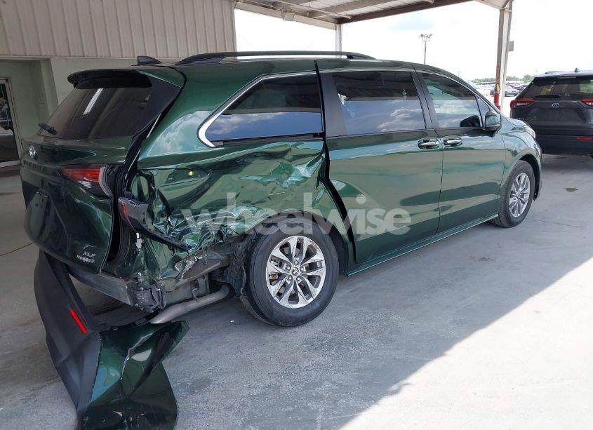 Photo 4 of 2022 Toyota Sienna XLE (VIN 5TDYRKEC9NS102196)