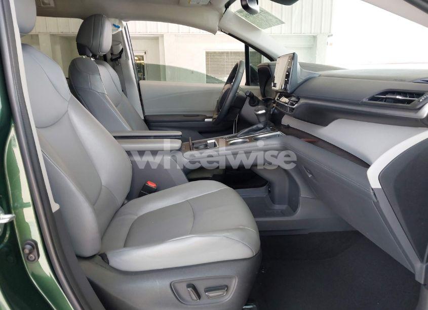 Photo 5 of 2022 Toyota Sienna XLE (VIN 5TDYRKEC9NS102196)