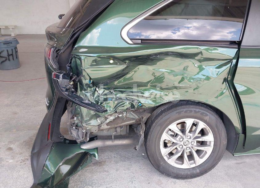 Photo 6 of 2022 Toyota Sienna XLE (VIN 5TDYRKEC9NS102196)