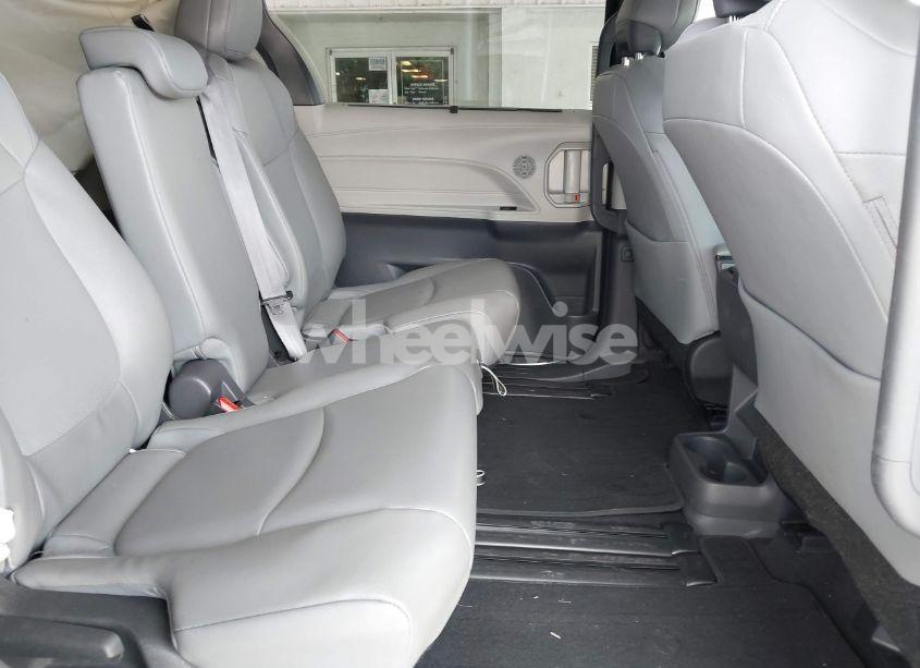 Photo 8 of 2022 Toyota Sienna XLE (VIN 5TDYRKEC9NS102196)