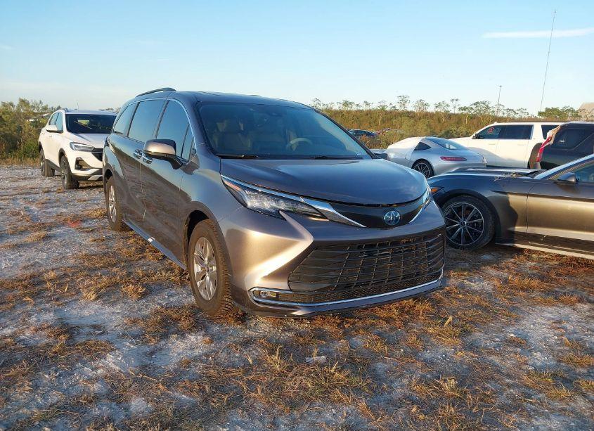 2022 Toyota Sienna XLE (VIN 5TDYRKEC9NS105910) main photo
