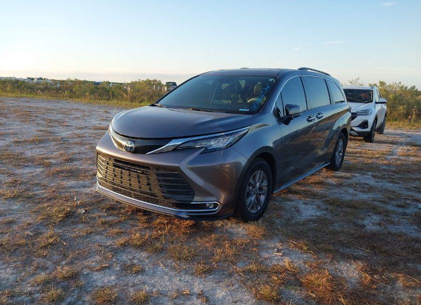 Photo 2 of 2022 Toyota Sienna XLE (VIN 5TDYRKEC9NS105910)