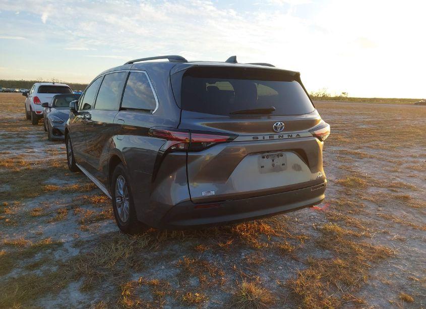 Photo 3 of 2022 Toyota Sienna XLE (VIN 5TDYRKEC9NS105910)