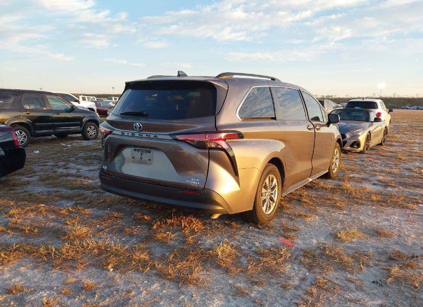 Photo 4 of 2022 Toyota Sienna XLE (VIN 5TDYRKEC9NS105910)