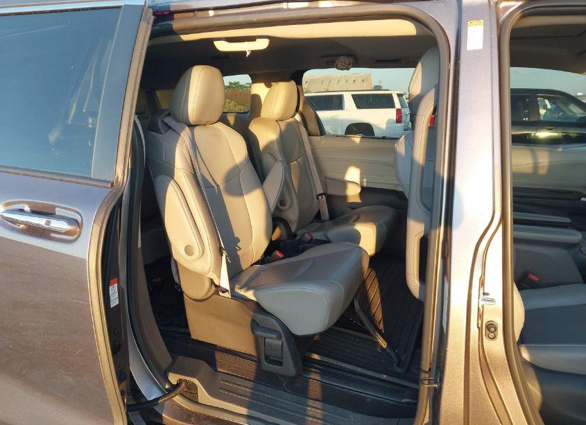 Photo 8 of 2022 Toyota Sienna XLE (VIN 5TDYRKEC9NS105910)