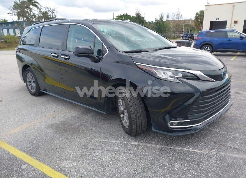 2023 Toyota Sienna XLE (VIN 5TDYRKEC9PS162496) main photo